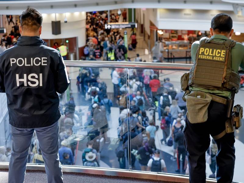 Tom Homan anunció ayer que EE UU desplegaría a partir de hoy a agentes de<b> ICE</b> para ayudar a los trabajadores de la TSA, que llevan sin cobrar desde febrero. EFE