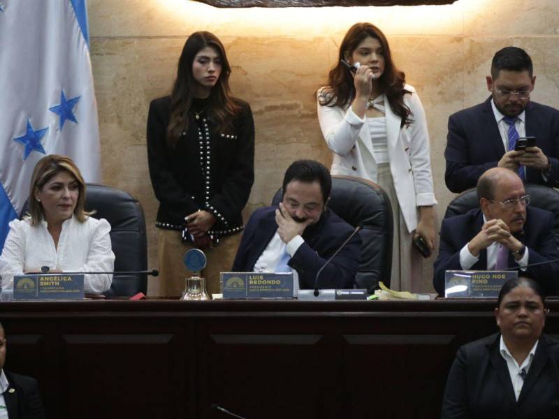 Bancada liberal no estuvo presente en la sesión. No se cerró el acta de la sesión anterior.