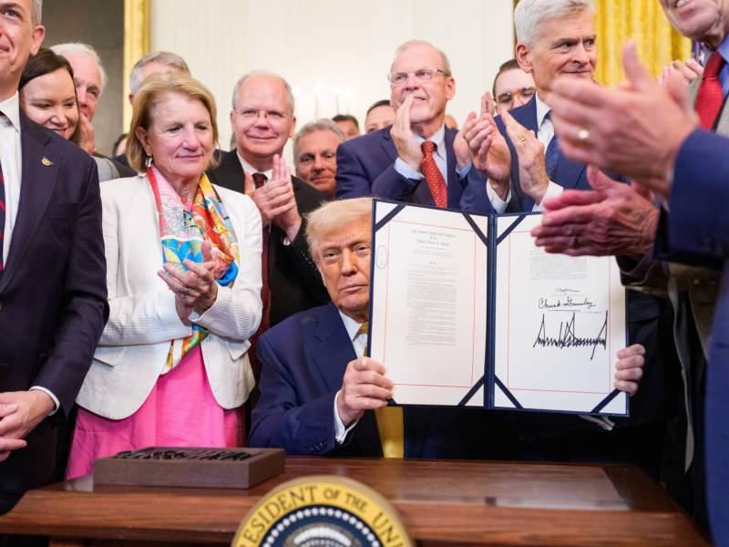 El presidente de EEUU, Donald Trump, muestra su proyecto de ley firmado durante la ceremonia de firma de la 'Ley para Detener el Tráfico Letal de Fentanilo', en la Sala Este de la Casa Blanca.