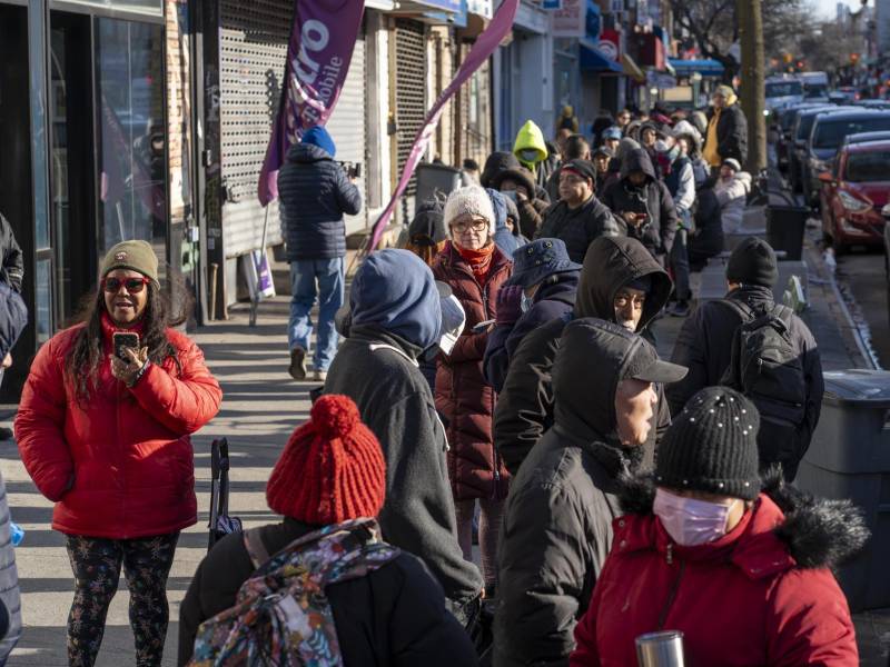 Cientos de personas hicieron fila para recibir huevos gratis el viernes, en Nueva York (Estados Unidos).