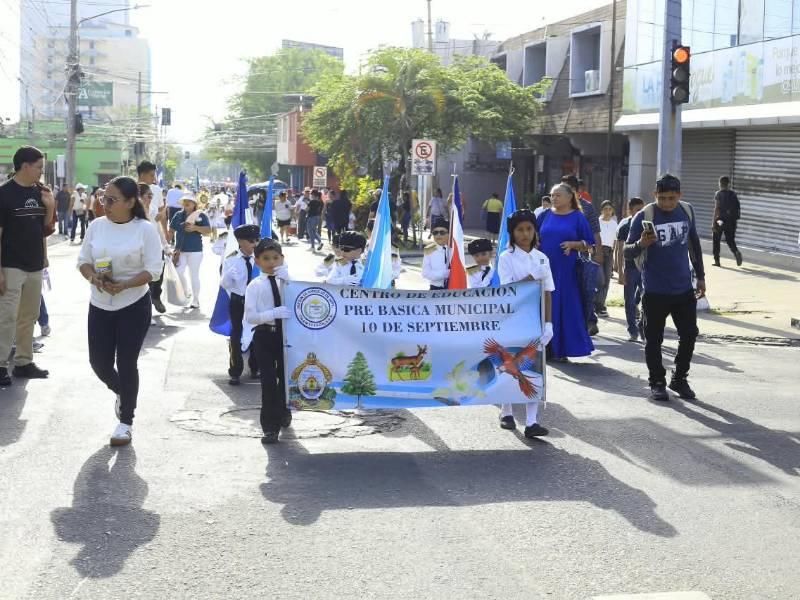 Los pequeños del Centro de Educación Prebásica Municipal 10 de Septiembre hacen el recorrido de los jardines de niños durante los desfiles conmemorativos en San Pedro Sula. Fotografía LA PRENSA.