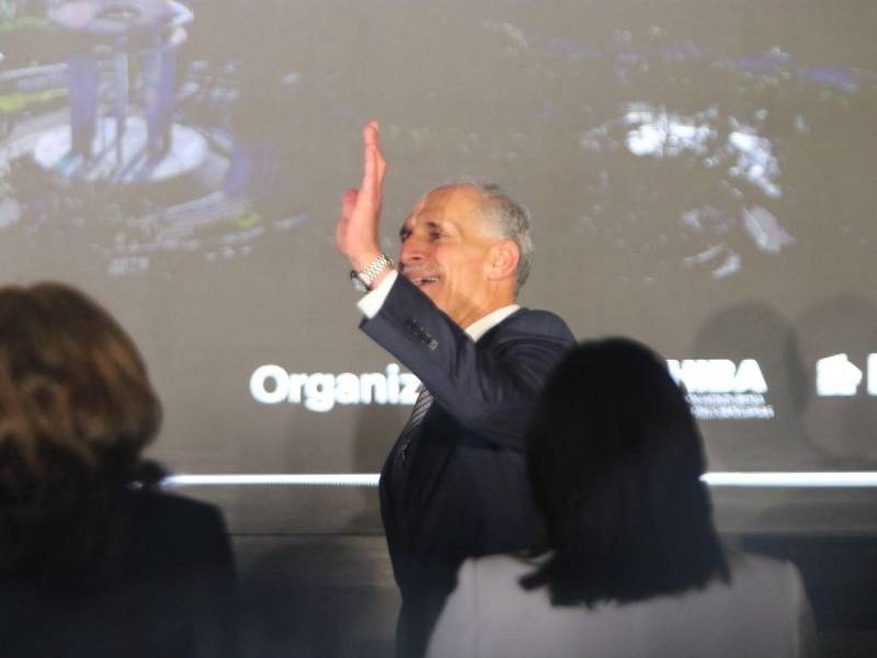 El presidente Asfura saluda a los asistentes durante un evento oficial. Fotografía de archivo.
