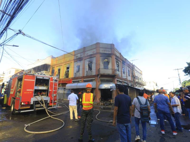 Un voraz incendio consumió varios locales comerciales la tarde de este domingo en el centro de San Pedro Sula, generando pánico entre vendedores aledaños que corrieron a resguardar sus productos ante el temor de que las llamas se propagaran.