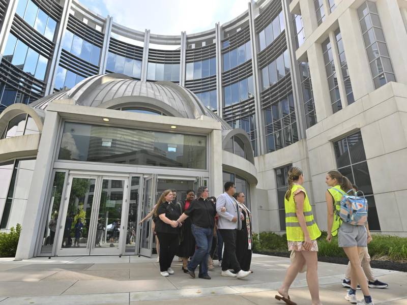 Jennifer Vasquez Sura (C), esposa de Kilmar Armando Abrego García, es rodeada por simpatizantes al salir del Tribunal de Distrito de los Estados Unidos para el Distrito Medio de Tennessee después de una audiencia.