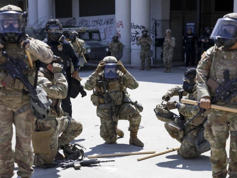 Miembros de la Guardia Nacional de EEUU protegen un edificio en Los Ángeles.
