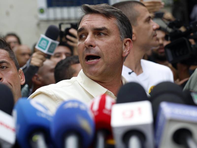 El candidato a la presidencia de Brasil, Flavio Bolsonaro se dirige a los medios tras votar en una escuela de la zona norte de Río de Janeiro, Brasil, durante la primera vuelta de las elecciones.