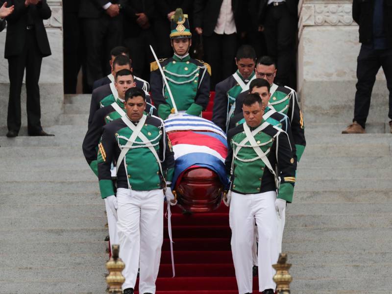 Cadetes sostienen el féretro del expresidente uruguayo José Mujica este jueves, a su salida del Palacio Legislativo de Montevideo.