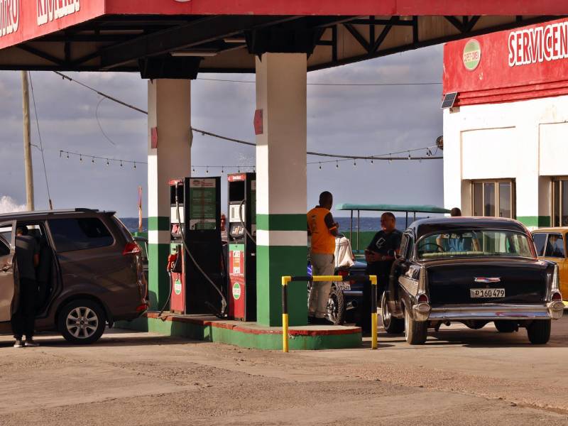 Fotografía que muestra vehículos haciendo fila en una estación de combustible este miércoles, en La Habana (Cuba).