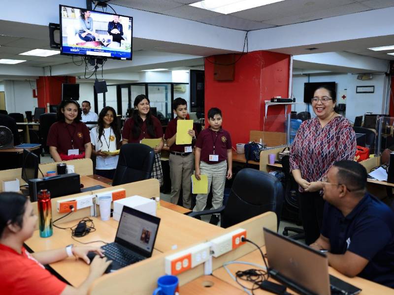 Los alumnos iniciaron su recorrido en la sección de Mesa Digital de diario La Prensa. En la imagen, Moisés Danoespi, periodista experto en farándula, la community manager, Michell Midence y la editora Cinthya Ortiz.
