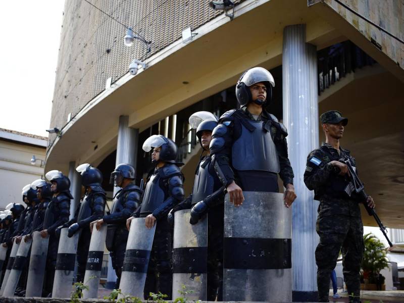 Integrantes de la Policía Militar y del Ejército de Honduras custodian el Congreso Nacional este sábado, en Tegucigalpa (Honduras). EFE/ Gustavo Amador