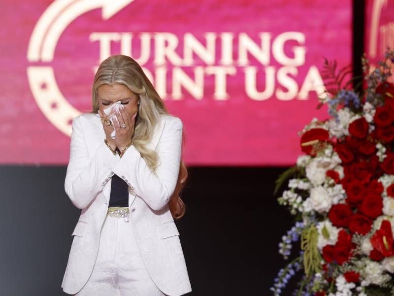 Erika Kirk, esposa de Charlie Kirk, llora durante el servicio conmemorativo del activista político Charlie Kirk en el State Farm Stadium en Glendale, Arizona.