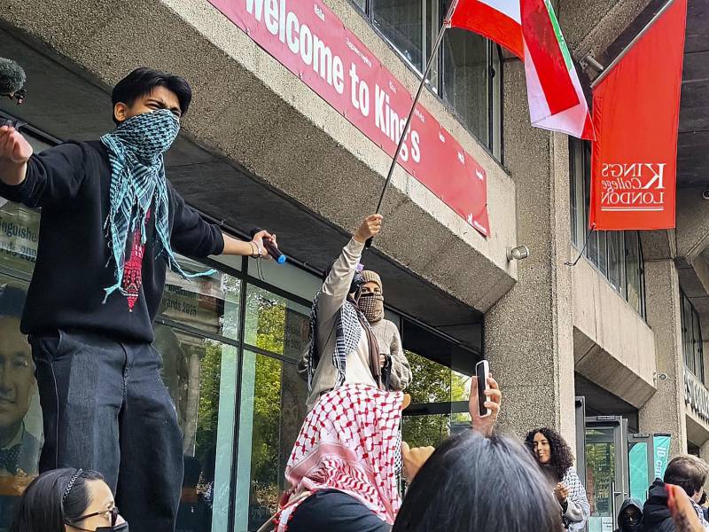 Un centenar de estudiantes se concentraron este martes frente al King´s College de Londres (KCL) e intentaron impedir la entrada de otros universitarios al recinto.