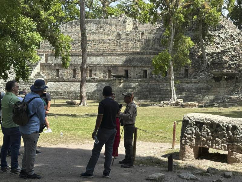Fotografía del 5 de septiembre de 2026 que muestra a personas visitando el Sitio Arqueológico Maya de Copán Ruinas (Honduras).