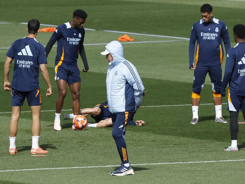El entrenador del Real Madrid, Carlo Ancelotti (c), dirige un entrenamiento este sábado en Valdebebas en la víspera de su partido de LaLiga EA Sports contra el Athletic Club de Bilbao.