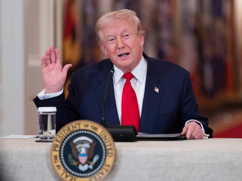 Trump habla durante un evento oficial en la Casa Blanca.