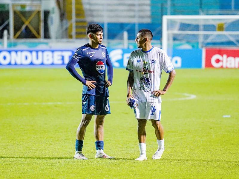 Clever (azul) y Avner (blanco) tras el partido entre Motagua y Victoria en el Estadio Nacional Chelato Uclés.