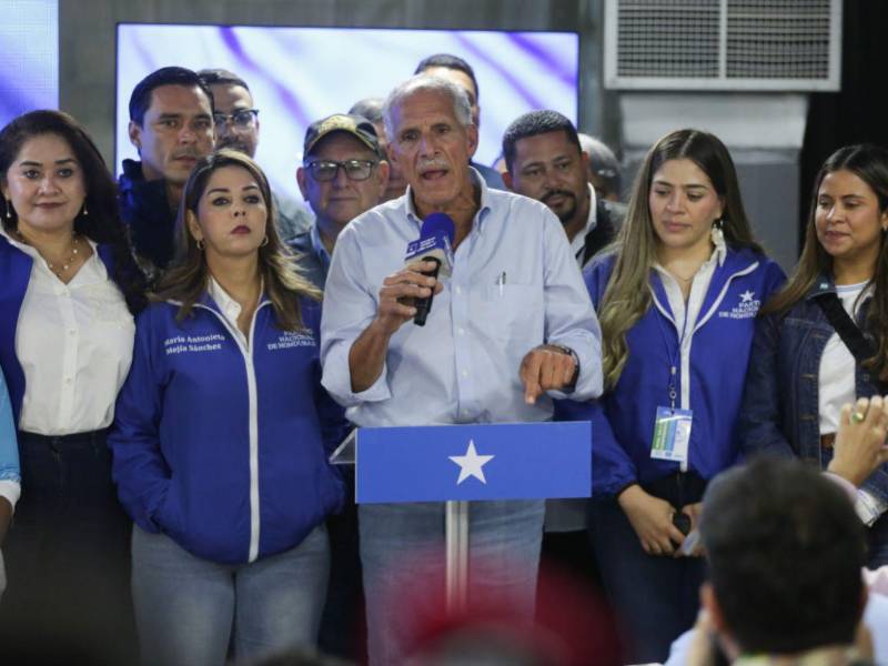 Asfura y dirigentes nacionalistas durante una conferencia de prensa el domingo.