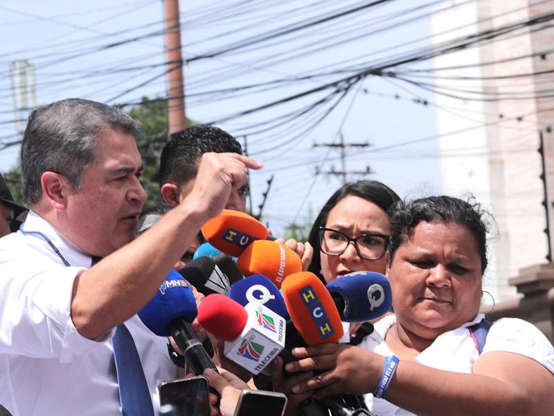 El expresidente de Honduras Juan Orlando Hernández (i) habla con periodistas este lunes, en Tegucigalpa (Honduras). EFE/ Gustavo Amador