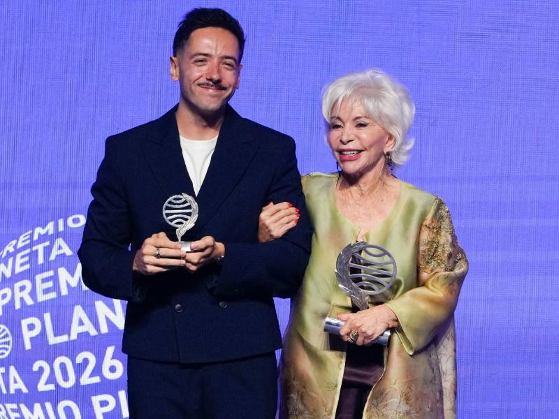 Isabel Allende, ganadora del Premio Planeta 2026, y Sergio Hernández, autor de La añoranza, posan durante la ceremonia de entrega celebrada en Barcelona.