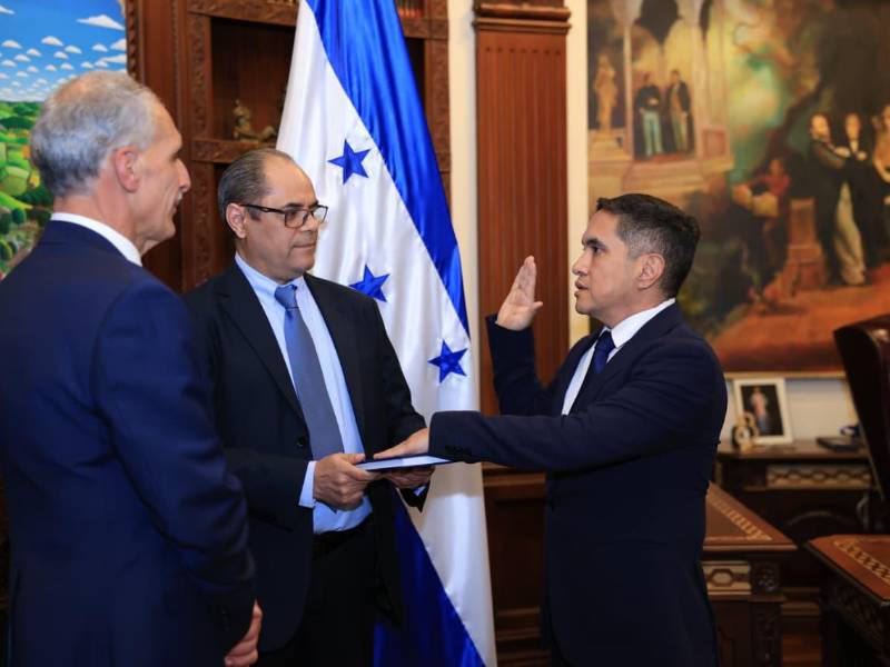 Nasry Asfura juramenta a funcionarios en regulación sanitaria y agricultura