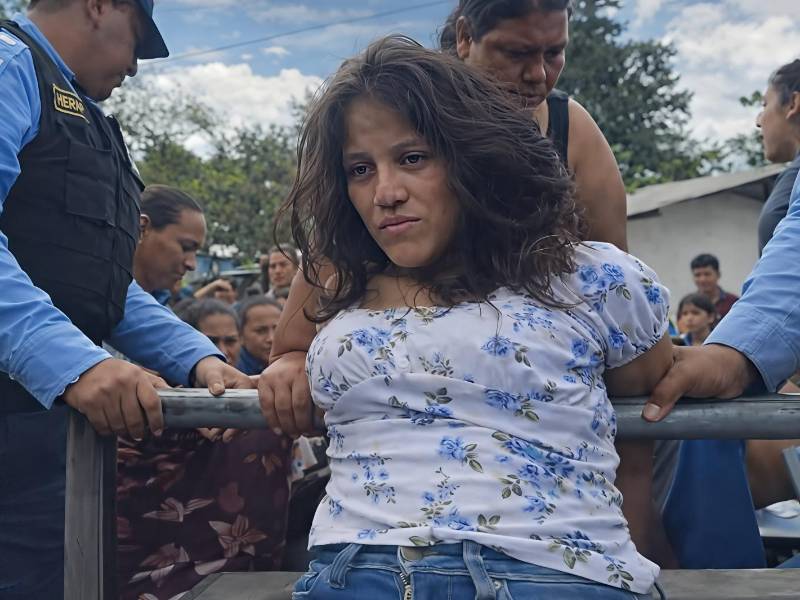 Mujer señalada de intentar llevarse a un menor fue retenida por pobladores en el barrio Pénjamo, en El Progreso, Yoro.