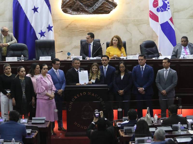 La Comisión Especial de Juicio Político entrega a la junta directiva del Congreso Nacional el informe final con recomendaciones sobre funcionarios del CNE y TJE.