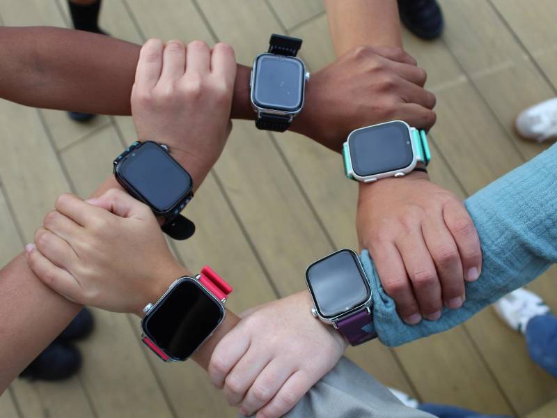 Los smartwatchs o relojes inteligentes con GPS para niños y adolescentes, que permiten llamadas, videollamadas y mensajería instantáneas, posibilitando una comunicación segura con los mayores, son uno de los dispositivos que utilizan los jóvenes como vehículo de su jerga digital.