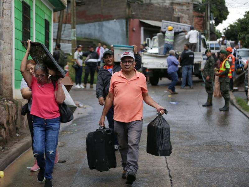 La desesperación y el miedo se apoderan de familias del barrio Reparto por Bajo que buscan refugio en casas de familiares y albergues temporales.