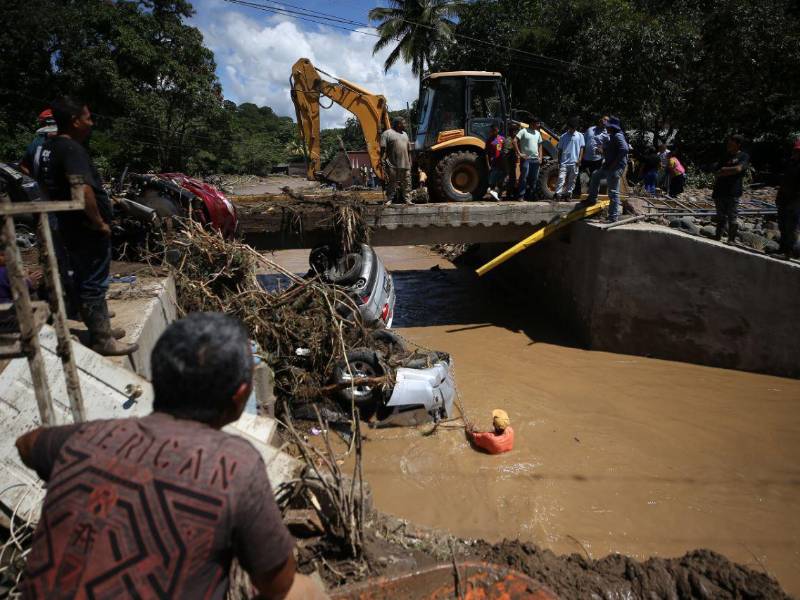 Con maquinaria pesada intentaban sacar decenas de vehículos arrastrados por el cauce en Río Abajo.