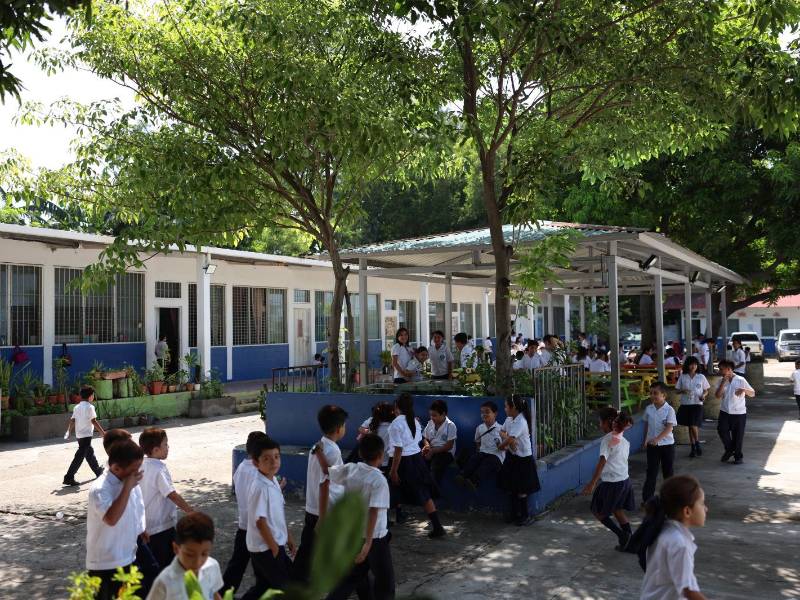 La matrícula escolar en Honduras muestra una caída de más de 99,000 alumnos en 2026, reflejando el impacto de factores como la migración y la situación económica en las familias.