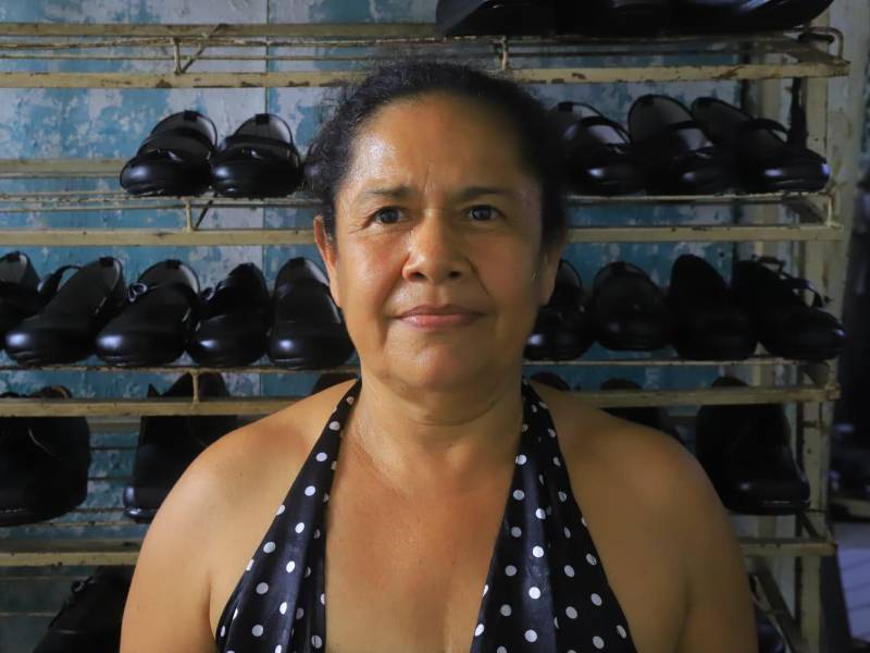 Edna Villanueva (55 años), dedicada a la zapatería, dice que hasta las lluvias afectaron los talleres “porque no pudieron enviar calzado a las ciudades vecinas de San Pedro Sula”.