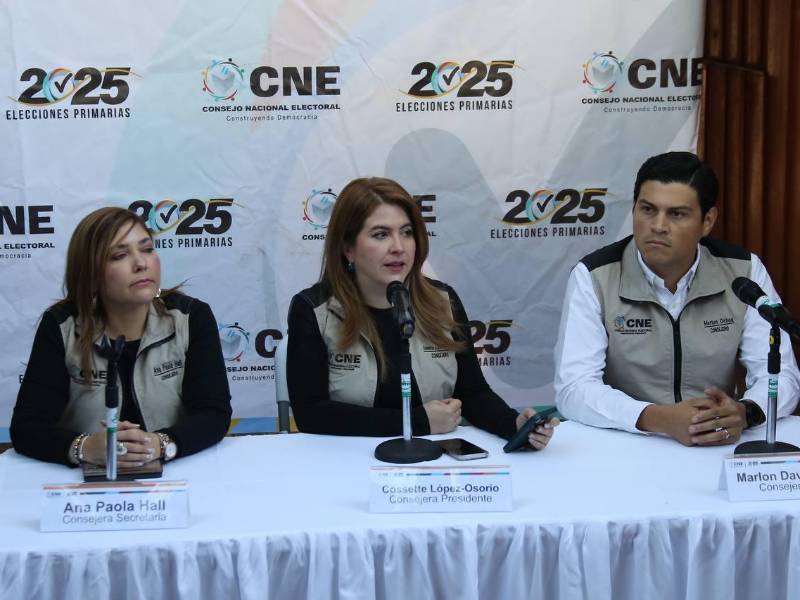 Ana Paola Hall, Cossette López y Marlon Ochoa, consejeros de CNE que serán citados por la Comisión del Congreso.
