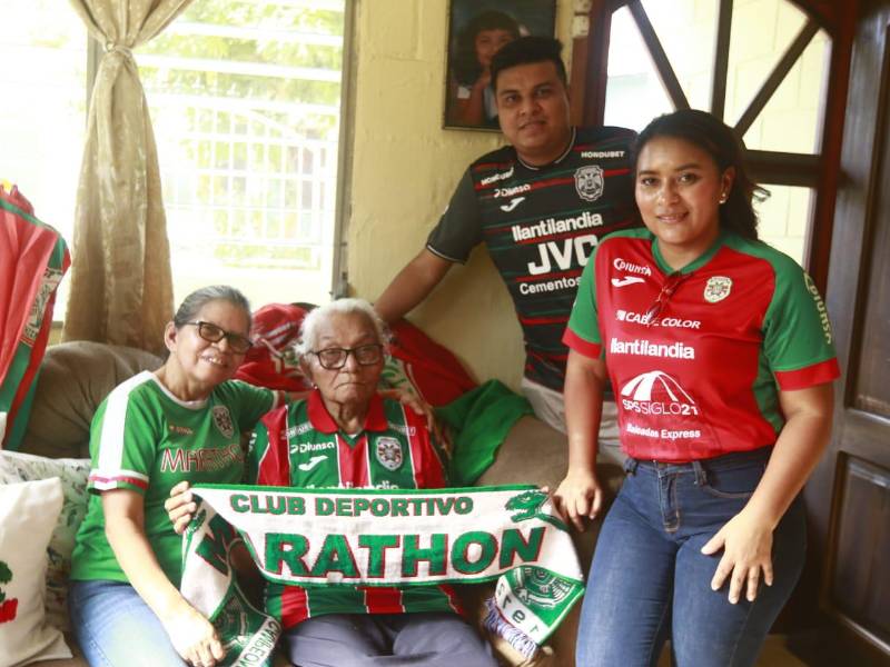 Doña Victorina Peña junto a su familia verdolaga en la entrevista para LA PRENSA.
