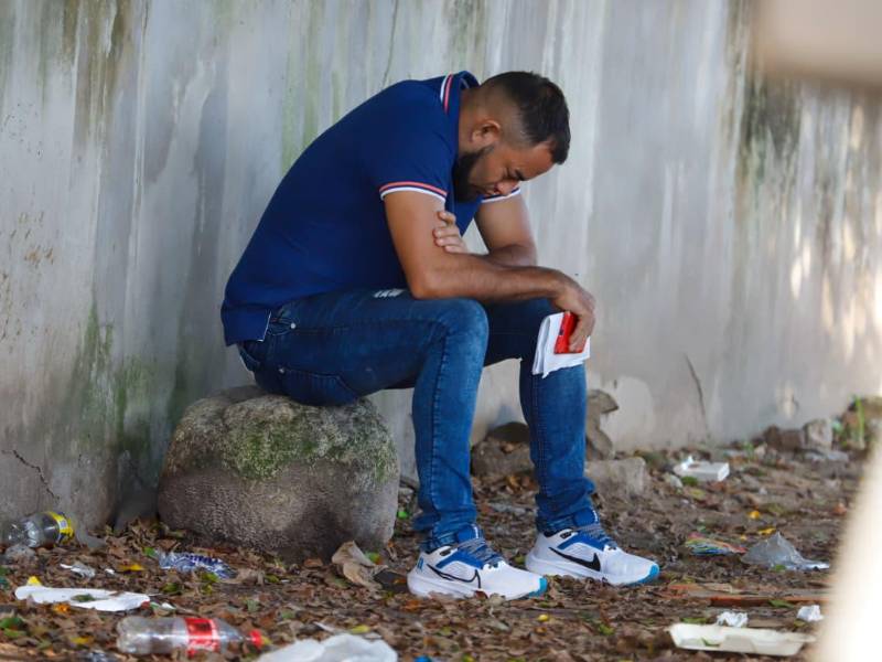 Padre de la menor en las afueras de la morgue sampedrana.