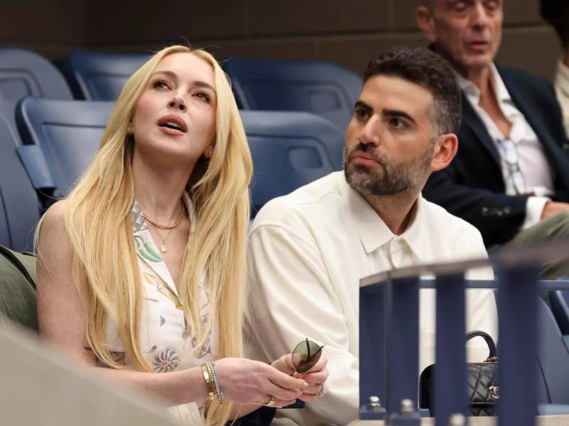 Lindsay Lohan fue captada arribando al aeropuerto de Nueva York con su esposo y su hijo.