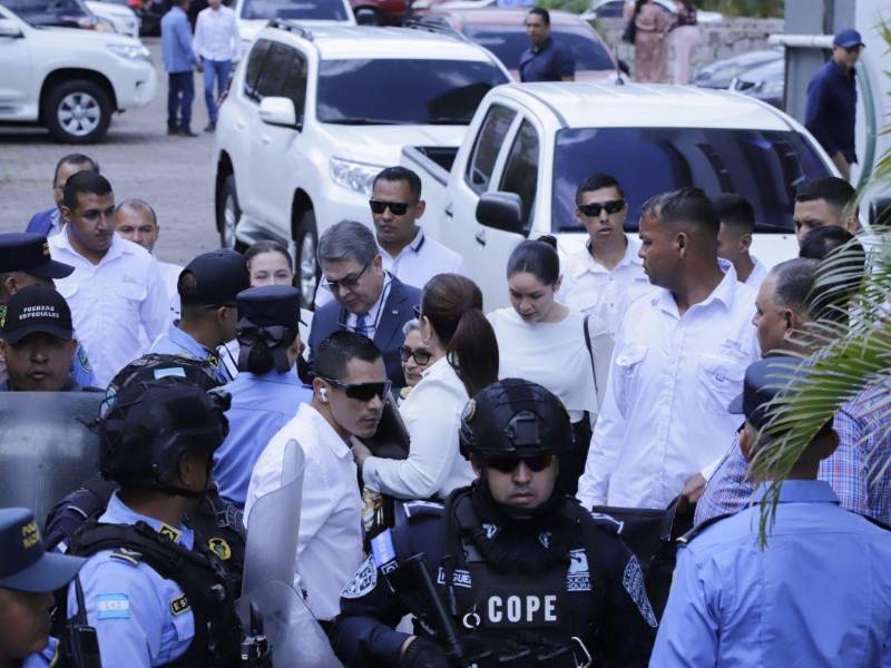 Llegada de Juan Orlando Hernández a la CSJ este lunes 3 de agosto de 2026. El expresidente es acompañado por su madre, esposa, hijas y su equipo de abogados.