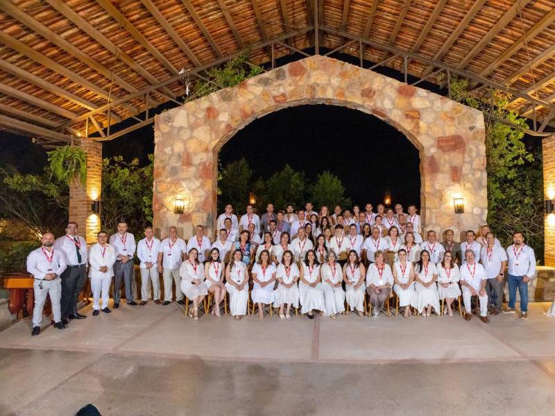 Ataviados de blanco, así asistieron los asociados a la asamblea que se celebró en Copán, Ruinas.