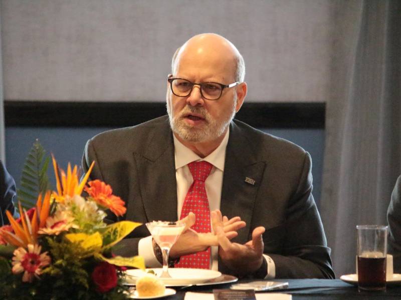 <i>La bienvenida al evento la ofreció el empresario Jorge Canahuati Larach, presidente de OPSA/Estrategia &amp; Negocios. </i>