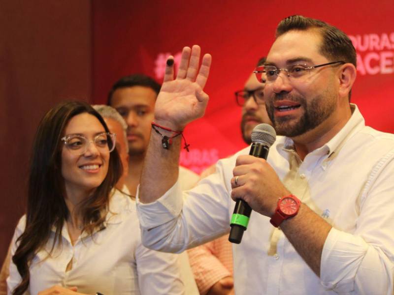 Cálix y liberales durante la conferencia en la que se declaró ganador.