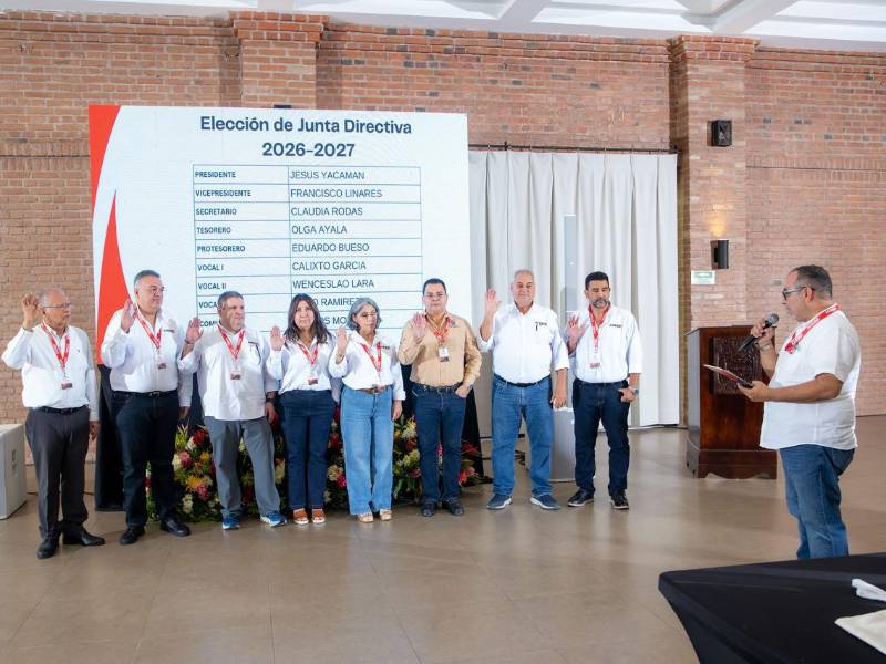 Momento en el cual se realiza la juramentación de la nueva Junta Directiva del periodo 2026-2027.