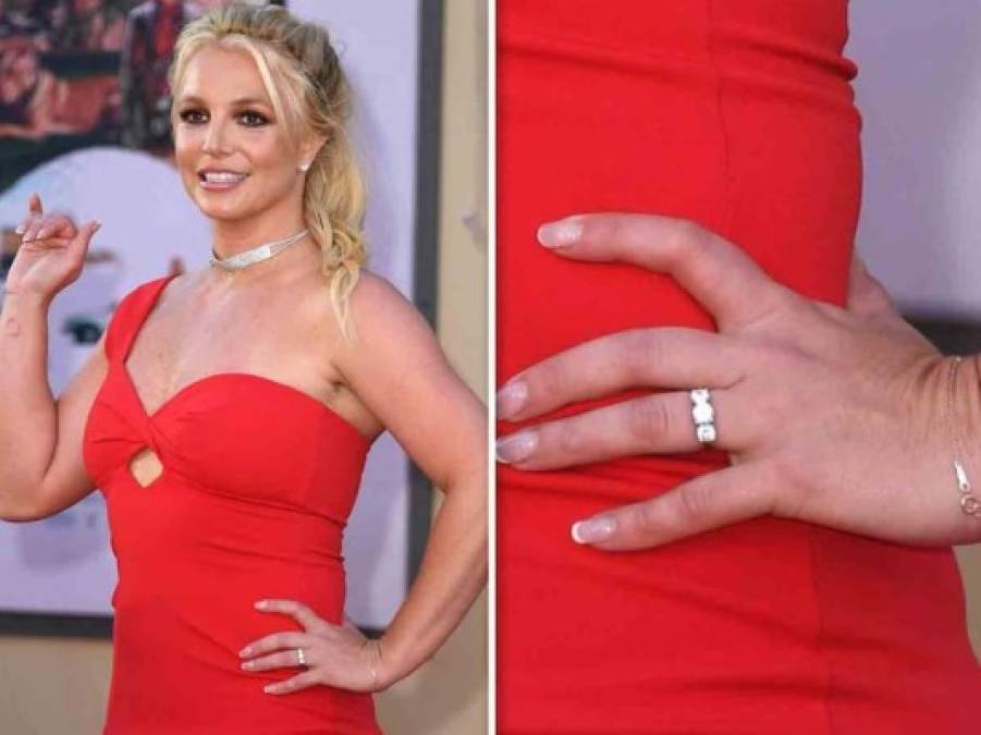 La princesa del pop asistió al evento enfundada en un vestido rojo 'barato' a ojos de los especialistas de la moda, aunque el detalle que ha llamado la atención de sus seguidores ha sido el anillo de diamantes que lucía en el dedo anular y que ha reavivado una vez más los rumores acerca de una futura boda.<br/>
