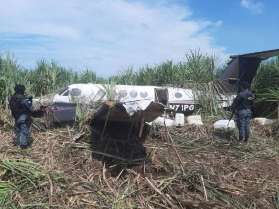 Agentes de la Subdirección General de Análisis de Información Antinarcótica de la Policía de Guatemala inician extracción los sacos que presuntamente contienen cocaína después de ser localizados en la aeronave en Sipacate Escuintla.