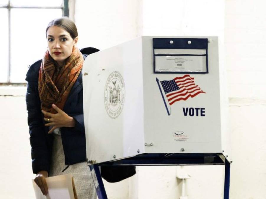 Estas elecciones también marcan el debut de nuevos rostros que han irrumpido como grandes promesas en el panorama político. Una de ellas es la neoyorquina Alexandria Ocasio-Cortez, que se encamina a convertirse en la mujer más joven en ser electa para la Cámara de Representantes.