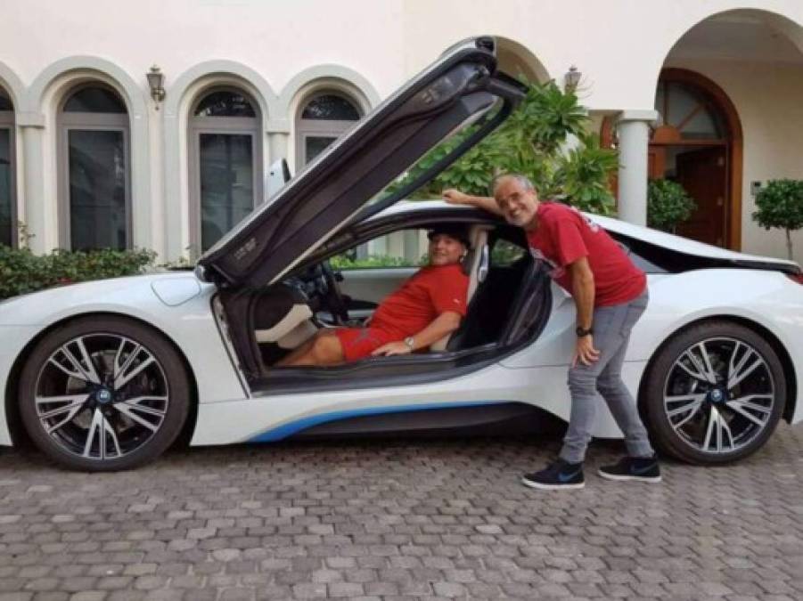 En Dúbai, Maradona logró adquirir el espectacular BMW i8 que ronda los 145.000 euros. Este deportivo está construido con los mejores materiales, pensando siempre en la ligereza y el rendimiento. Cuenta con un chasis de aluminio y una jaula de seguridad y carrocería ensambladas en aluminio y fibra de carbono reforzada con materiales plásticos.