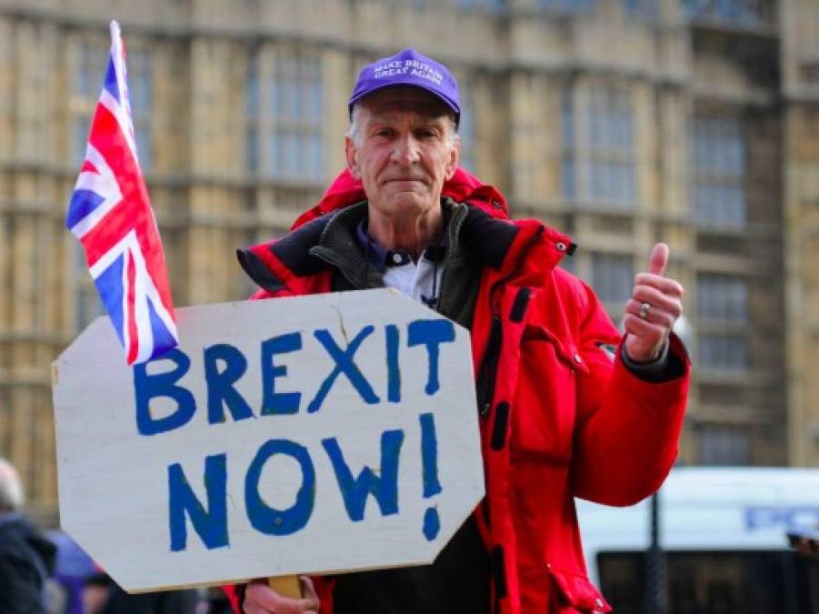 - Inicio del Brexit -<br/><br/>El 29 de marzo, Londres lanzó el proceso de salida de la Unión Europea, nueve meses después del referéndum que dividió al país. <br/><br/>El 9 de junio, la primera ministra conservadora Theresa May, que esperaba reforzar su posición en el parlamento, convocó unas elecciones legislativas anticipadas. Pero su mayoría salió debilitada.<br/><br/>Después de meses de discusiones, el 8 de diciembre Bruselas y Londres acordaron las modalidades de su divorcio, abriendo el camino a las discusiones comerciales.