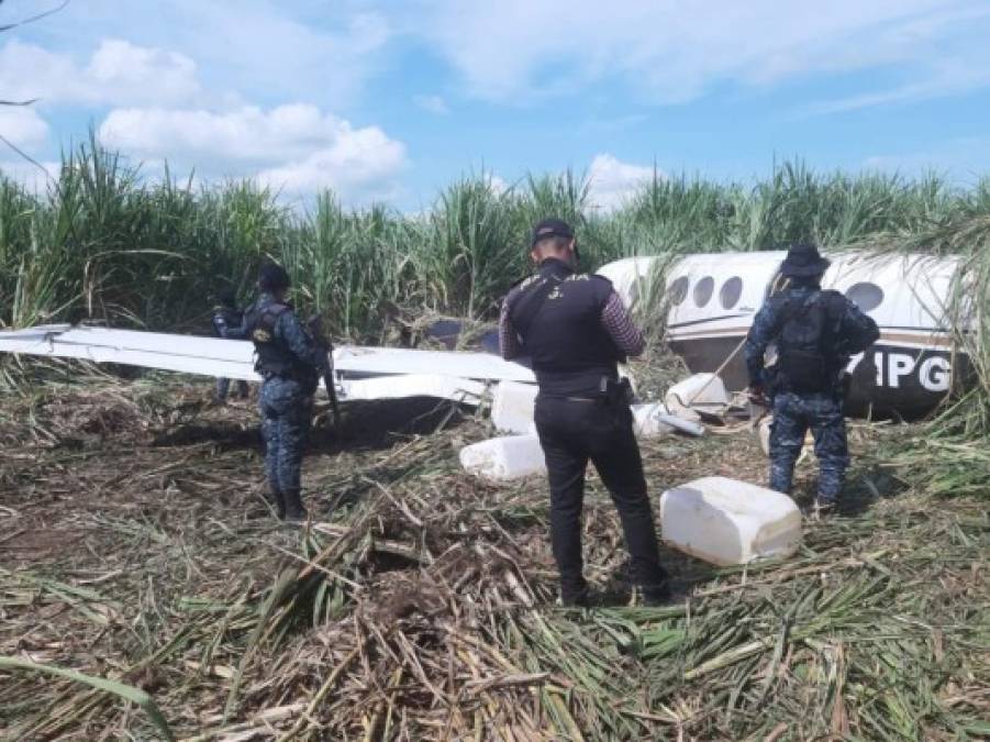 La policía y el ejército de Guatemala decomisaron más de 1,5 toneladas de cocaína y un arsenal tras localizar un jet accidentado en un poblado al sur del país, informaron fuentes oficiales.