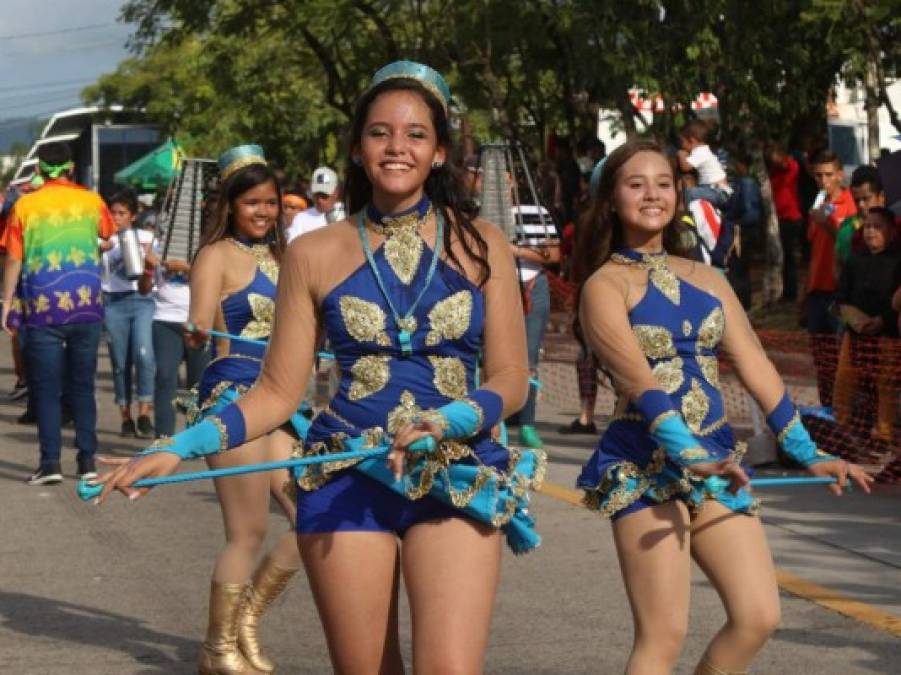 Sin duda alguna, las palillonas fueron la sensación de este desfile carnaval, sus habilidades con el bastón impresionaron a los capitalinos.