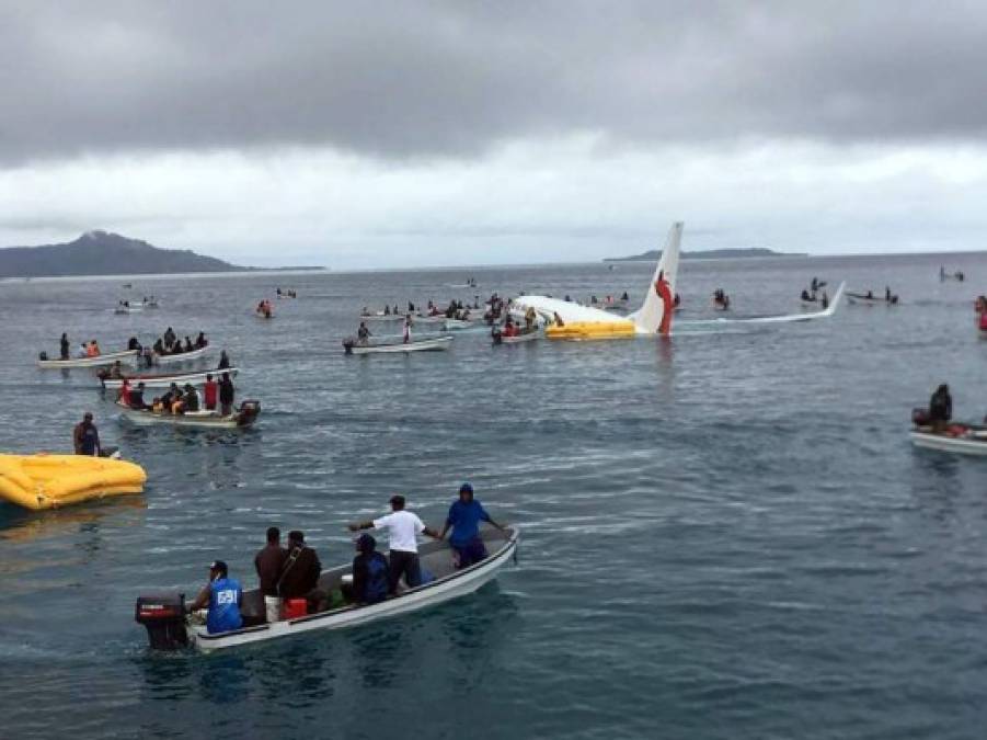 Los residentes locales y pescadores se acercaron rápidamente a la aeronave para rescatar a las víctimas.