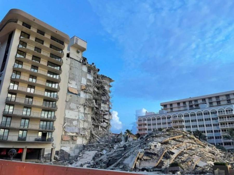 Al menos cuatro personas murieron después de que el edificio de 12 plantas, situado frente al mar en Surfside, cerca de Miami Beach, se derrumbara mientras los residentes dormían en su interior en la madrugada del jueves.