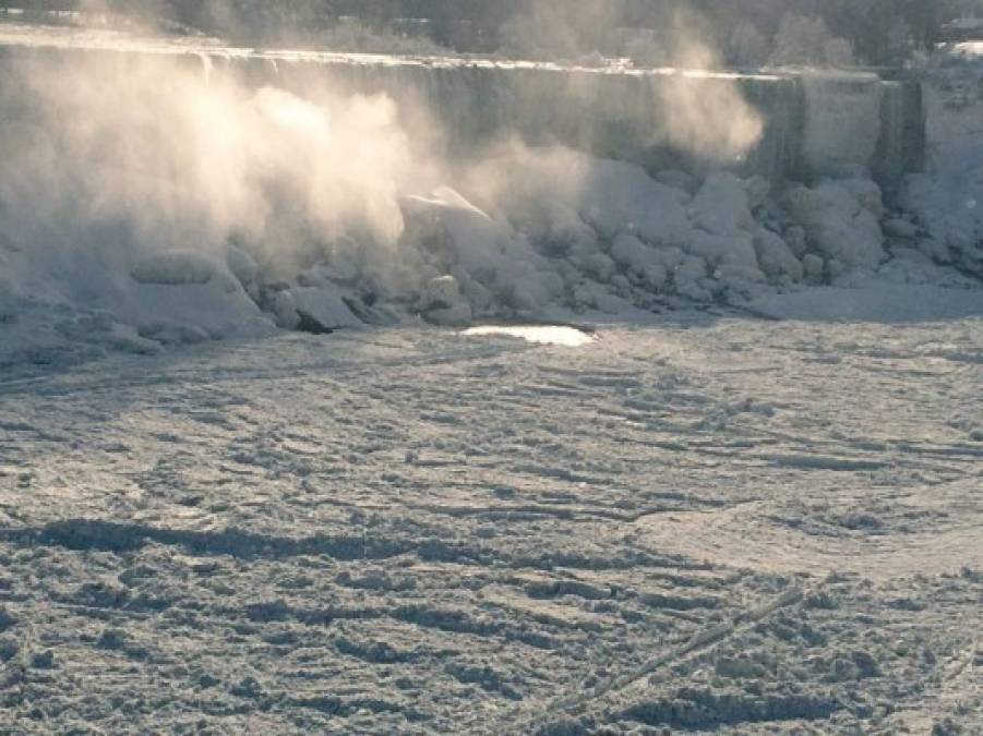 Aunque el río y las cataratas no se ven afectados por el frío, la niebla que golpea las rocas, los árboles y las barandillas los convierte en un hermoso escenario de hielo.<br/>